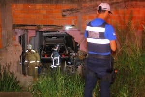 Carro invade casa em Ponta Grossa e motorista fica ferido