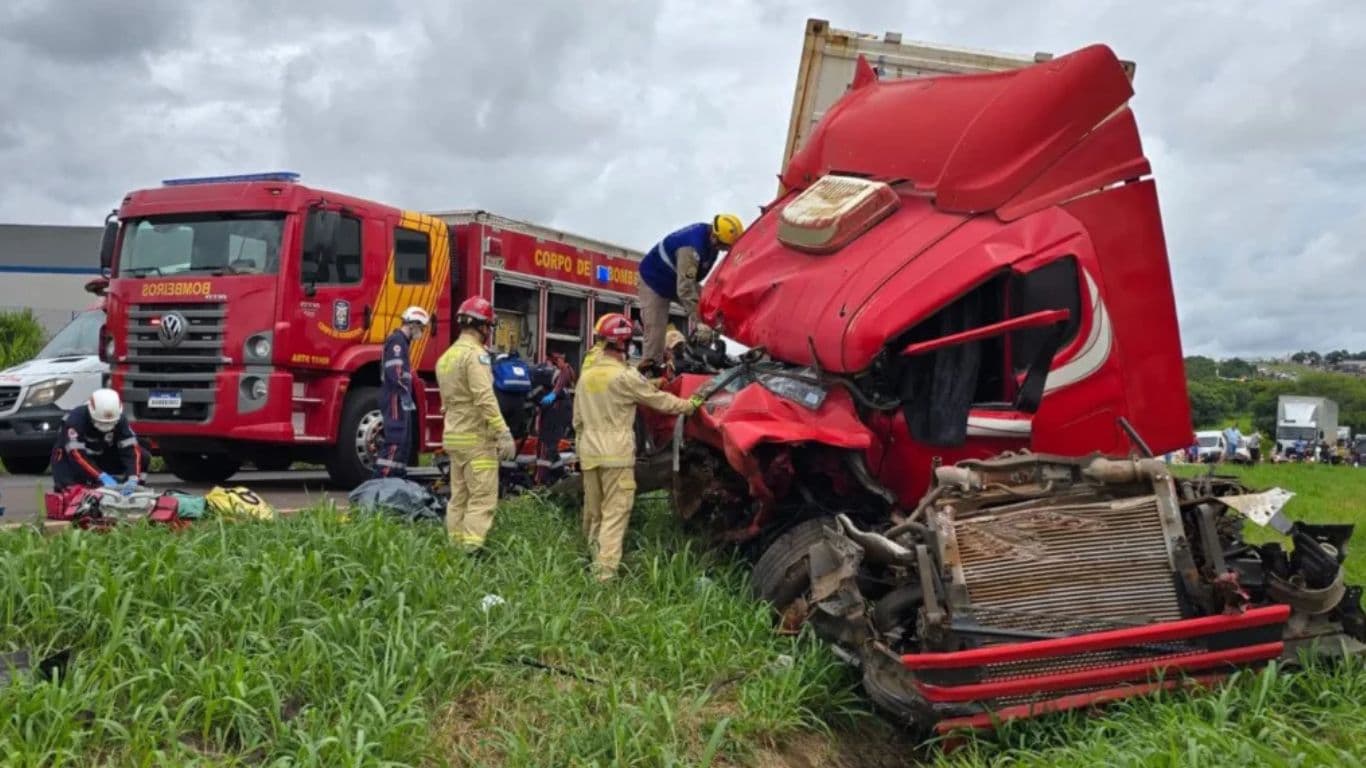 Acidente na BR-163 envolvendo três carretas deixa mulher morta e feridos no PR