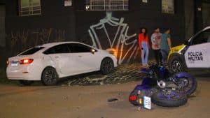 Motociclista fica ferido em colisão com carro na região central