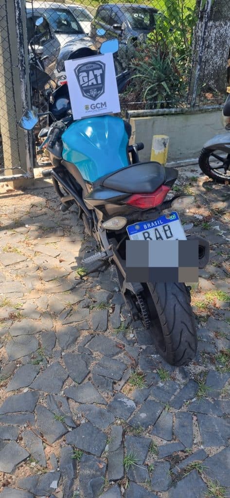 Homem é preso por adulterar placa de motocicleta com fita isolante em PG