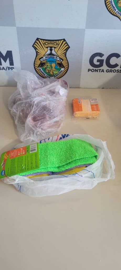 Casal flagrado furtando mercado na Nova Rússia é preso pela Guarda Municipal. A ação foi registrada por câmeras e seguranças acionaram as autoridades.