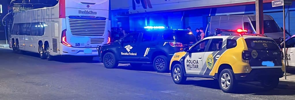 Ação conjunta da RFB e da PMPR apreende 90 kg de maconha e R$100 mil em mercadorias estrangeiras