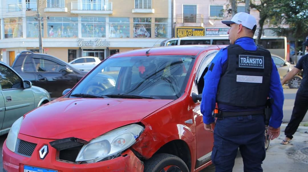 Colisão entre dois carros deixa mulher ferida em rotatória de Ponta Grossa