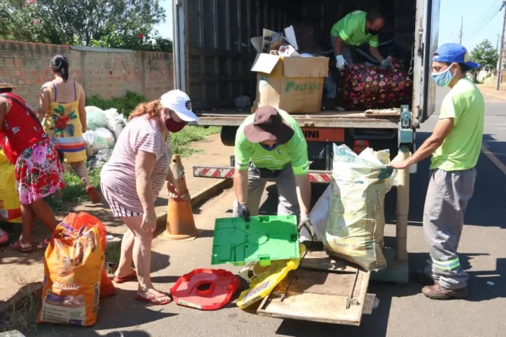 Cada 4 kg de recicláveis dão direito a 1 kg de alimentos, com limite de até 15 kg por família.