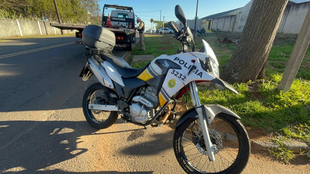 Motociclista da PM foi atingido por veículo que realizava conversão em via do bairro Uvaranas, durante manobra de ultrapassagem para abordagem policial.