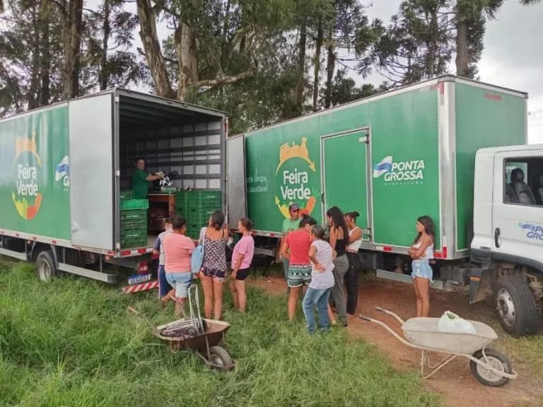 Cada 4 kg de recicláveis dão direito a 1 kg de alimentos, com limite de até 15 kg por família.