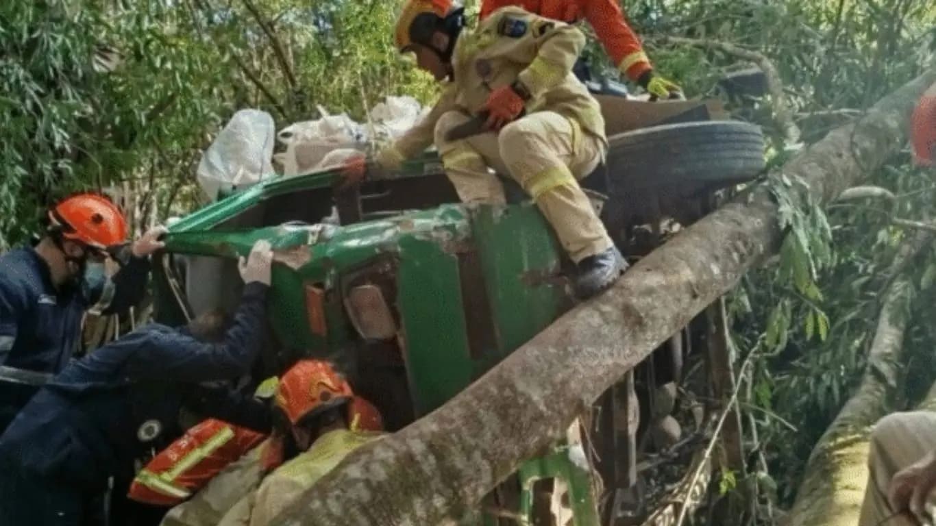 Mulher morre após caminhão despencar em ribanceira _Tibagi