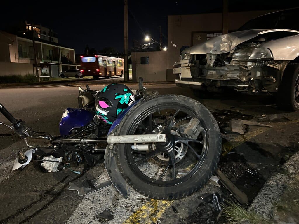 Acidente entre carro e moto no Jardim Carvalho em Ponta Grossa