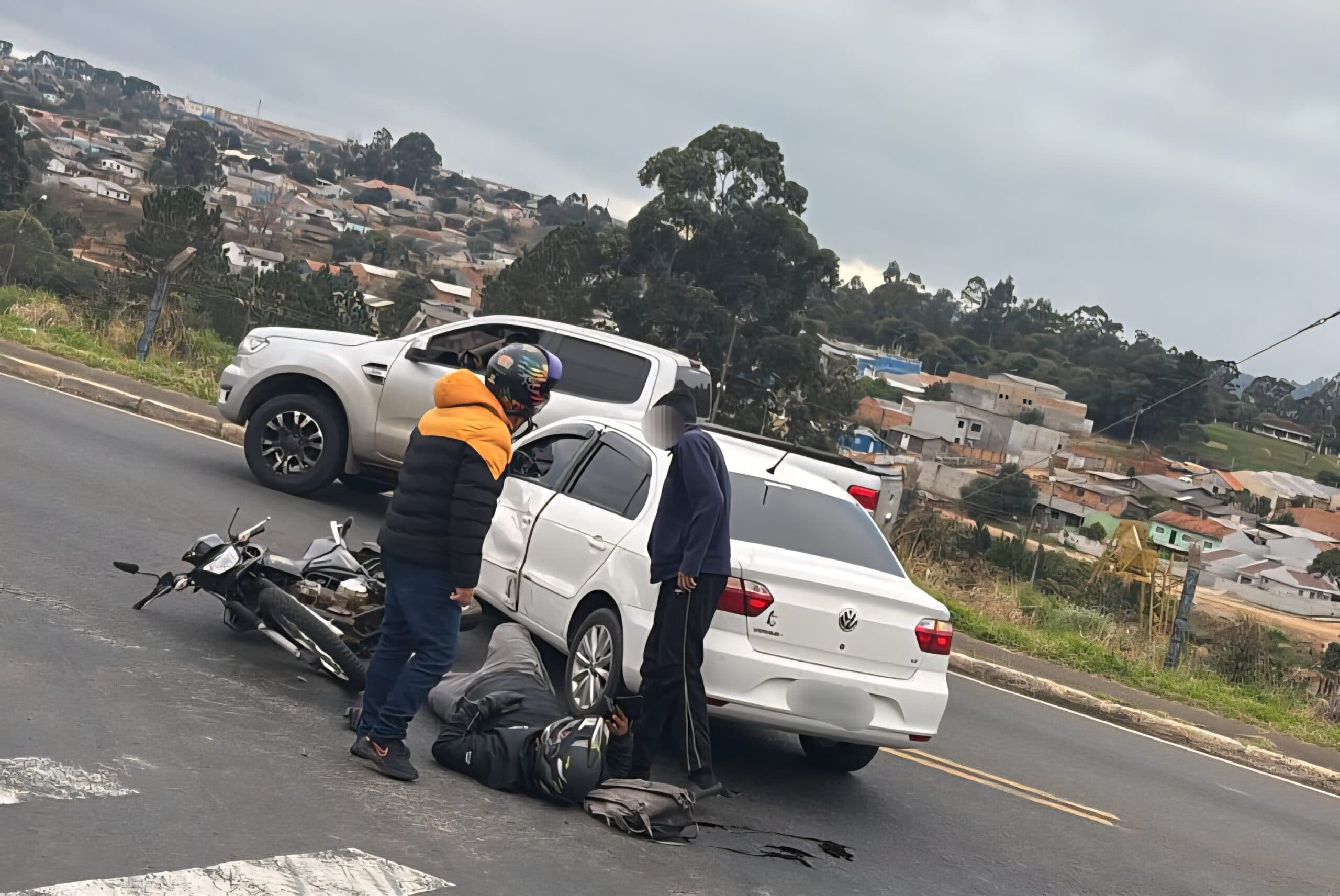 Acidente entre carro e moto no Bairro Neves, em Ponta Grossa
