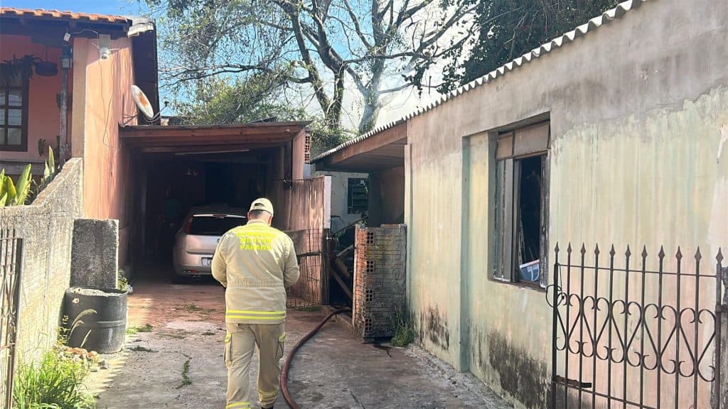 Bombeiros controlam incêndio em residência na Palmeirinha, em Ponta Grossa