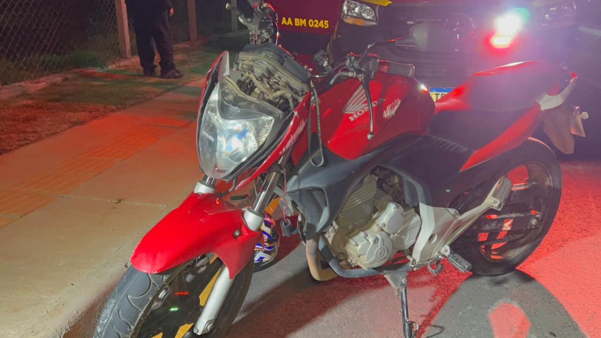 Queda de moto deixa motociclista ferido em bairro de Ponta Grossa