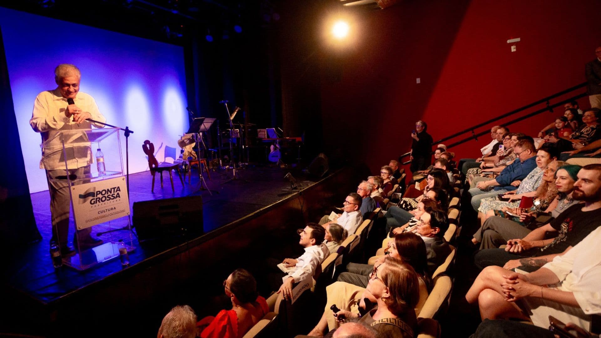Lançamento do livro do ex-prefeito Péricles lota Auditório dos Operários no Cine Ópera