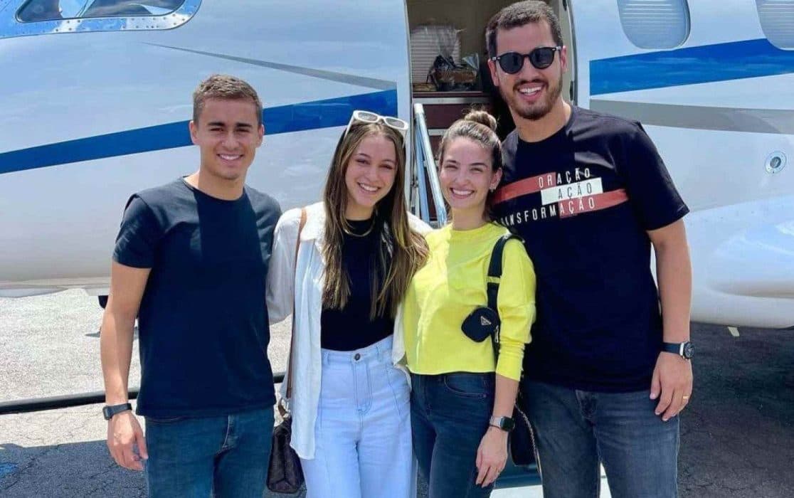 Nikolas Ferreira em frente ao jatinho