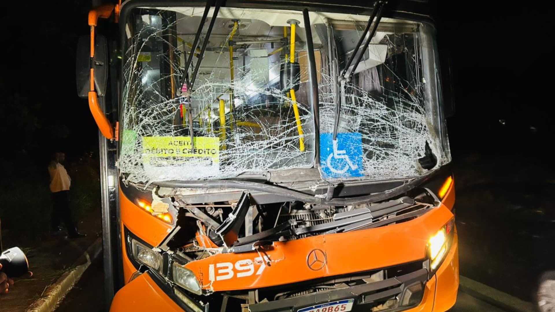 Ônibus bate na traseira de caminhão em acidente no bairro Neves em Ponta Grossa