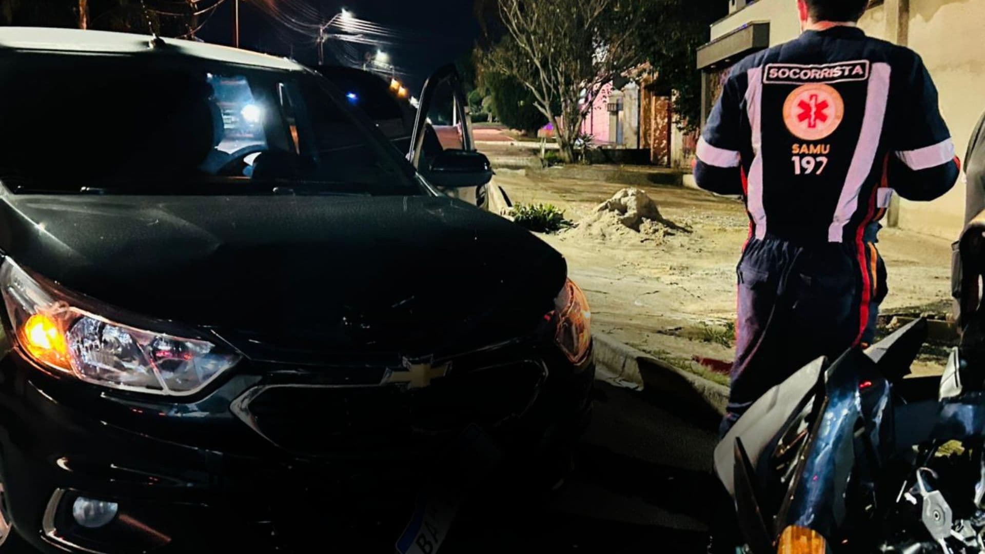 Moto com alerta de furto se envolve em acidente com carro e deixa dois feridos em PG