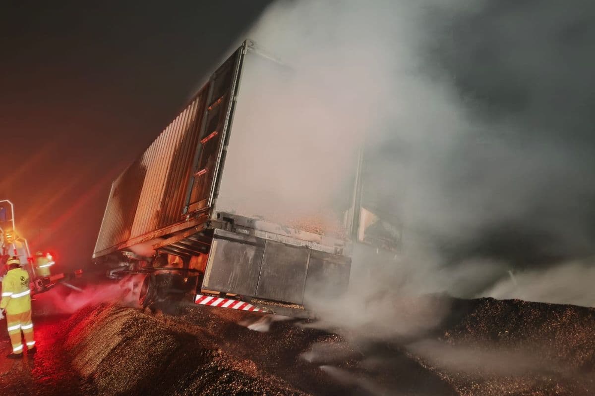 Incêndio destrói carreta com carga de amendoim na BR-376