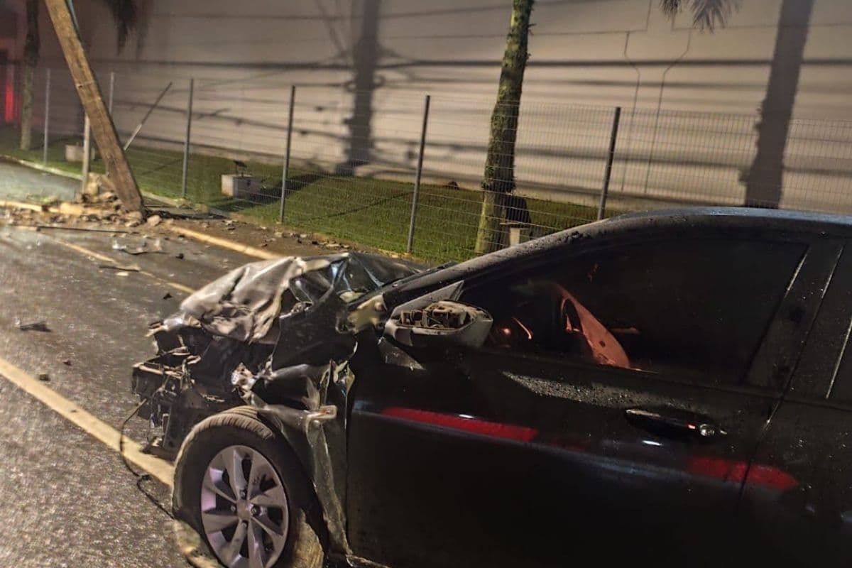 Motorista perde o controle e bate em poste na Avenida Carlos Cavalcanti, em Ponta Grossa