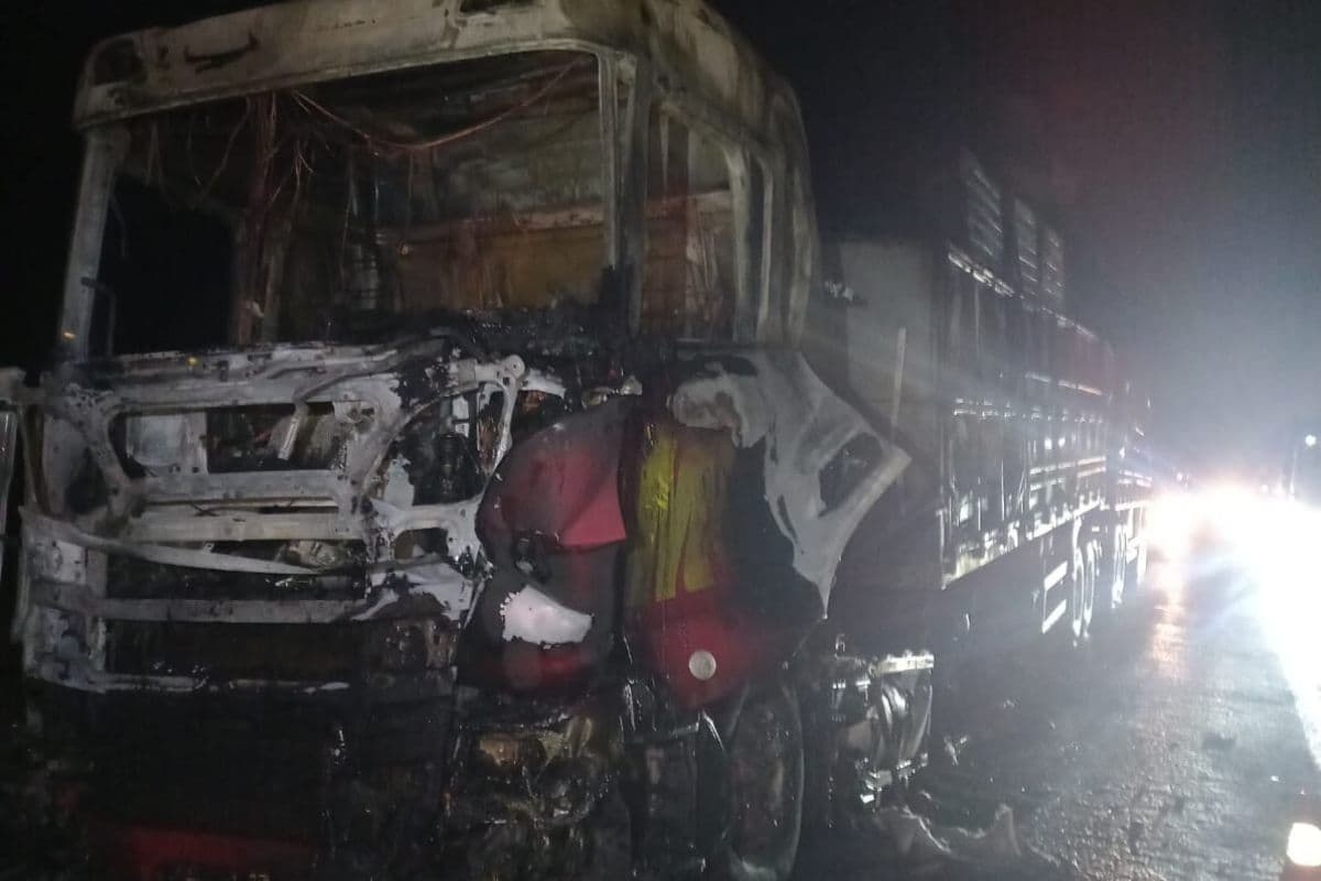 Motorista escapa ileso após caminhão pegar fogo na PR-151 em Castro