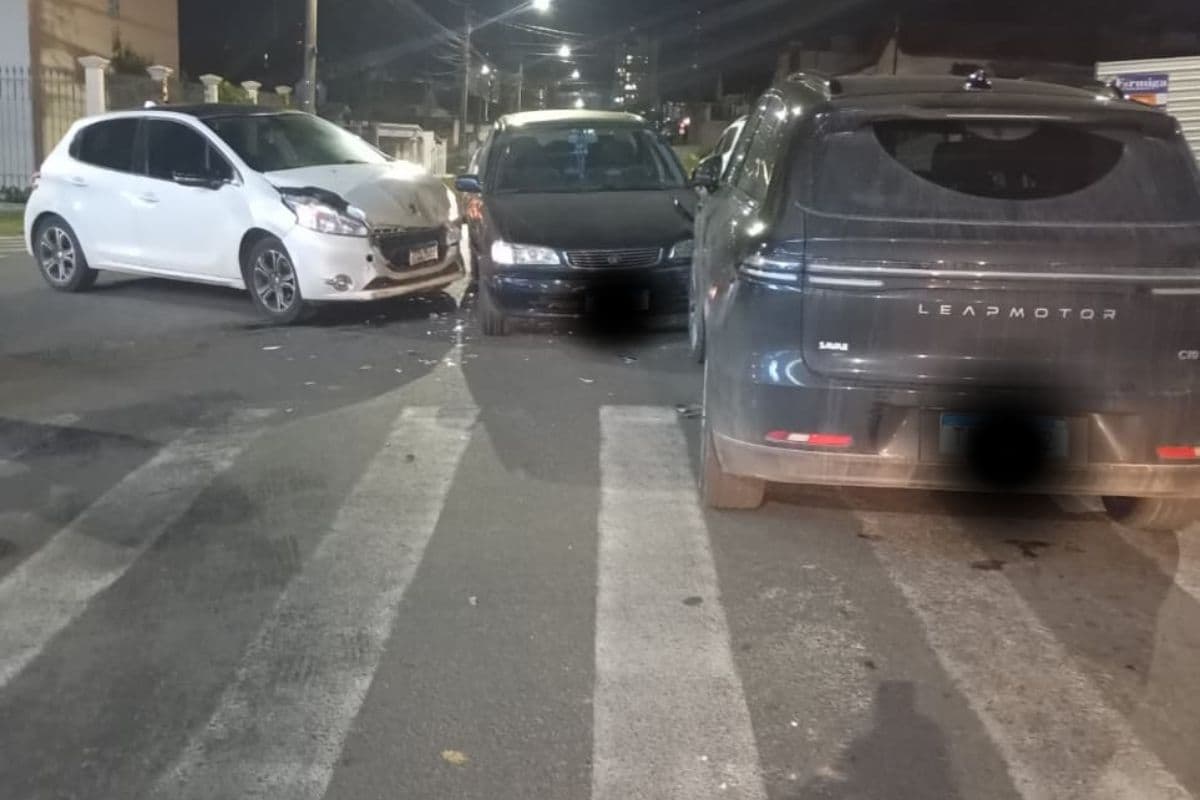 Motorista não respeita preferência e acidente envolve três veículos em Ponta Grossa