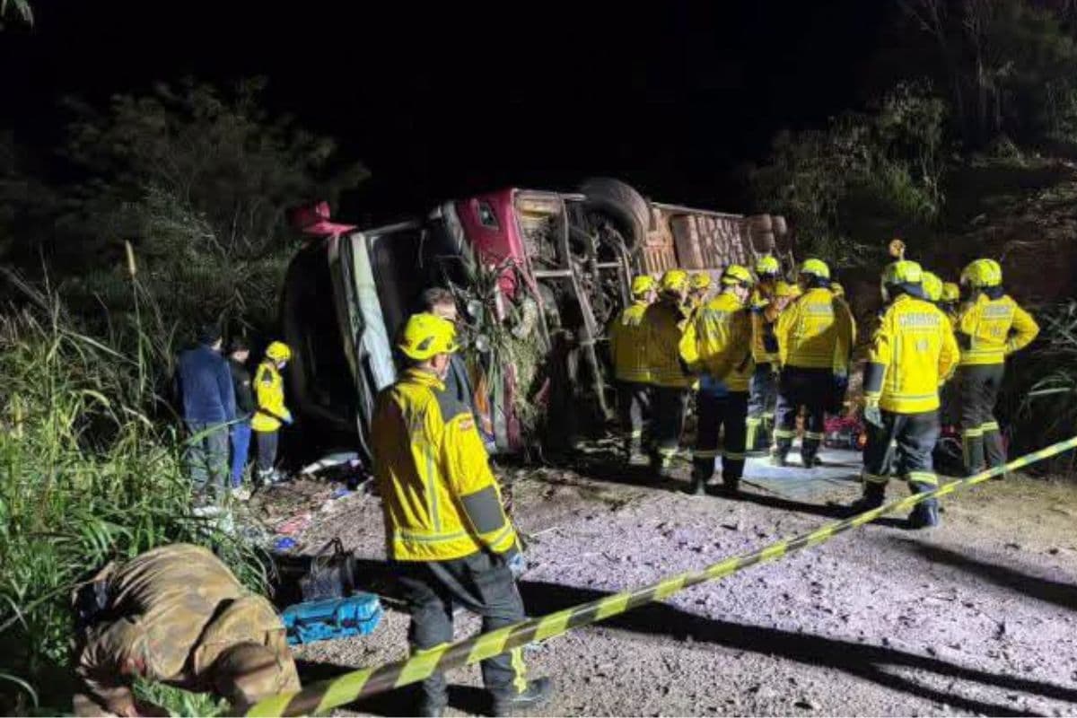 Ônibus de turismo tomba em ribanceira, deixa três mortos e oito em estado grave