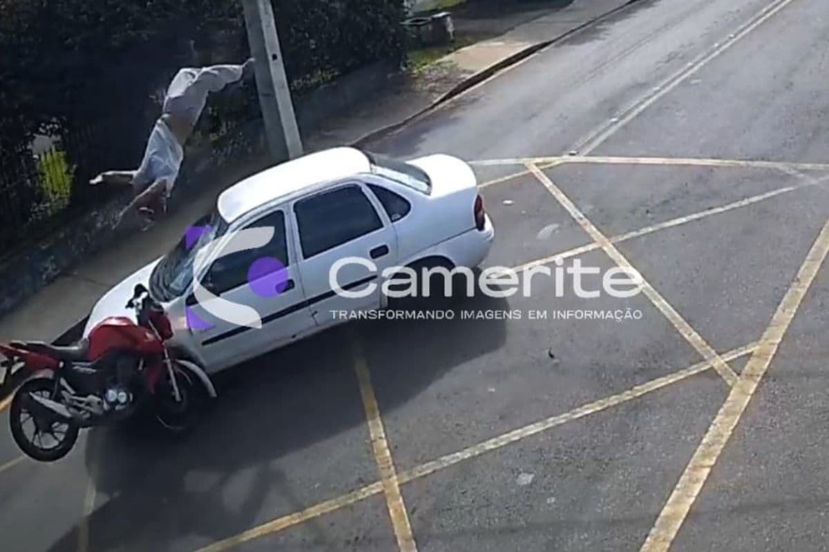 Vídeo flagra colisão impressionante que lança motociclista sobre automóvel em Carambeí