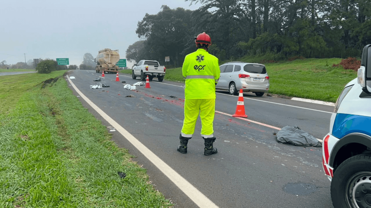 Urgente: Motociclista morre ao ser esmagado por carreta na PR-151 em Carambeí