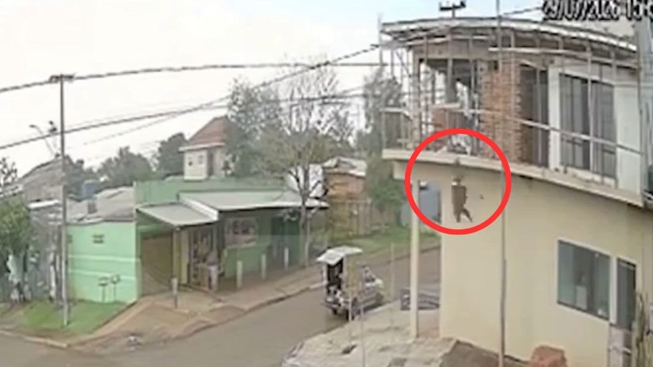 Idoso sofre choque elétrico e despenca de laje durante obra no PR