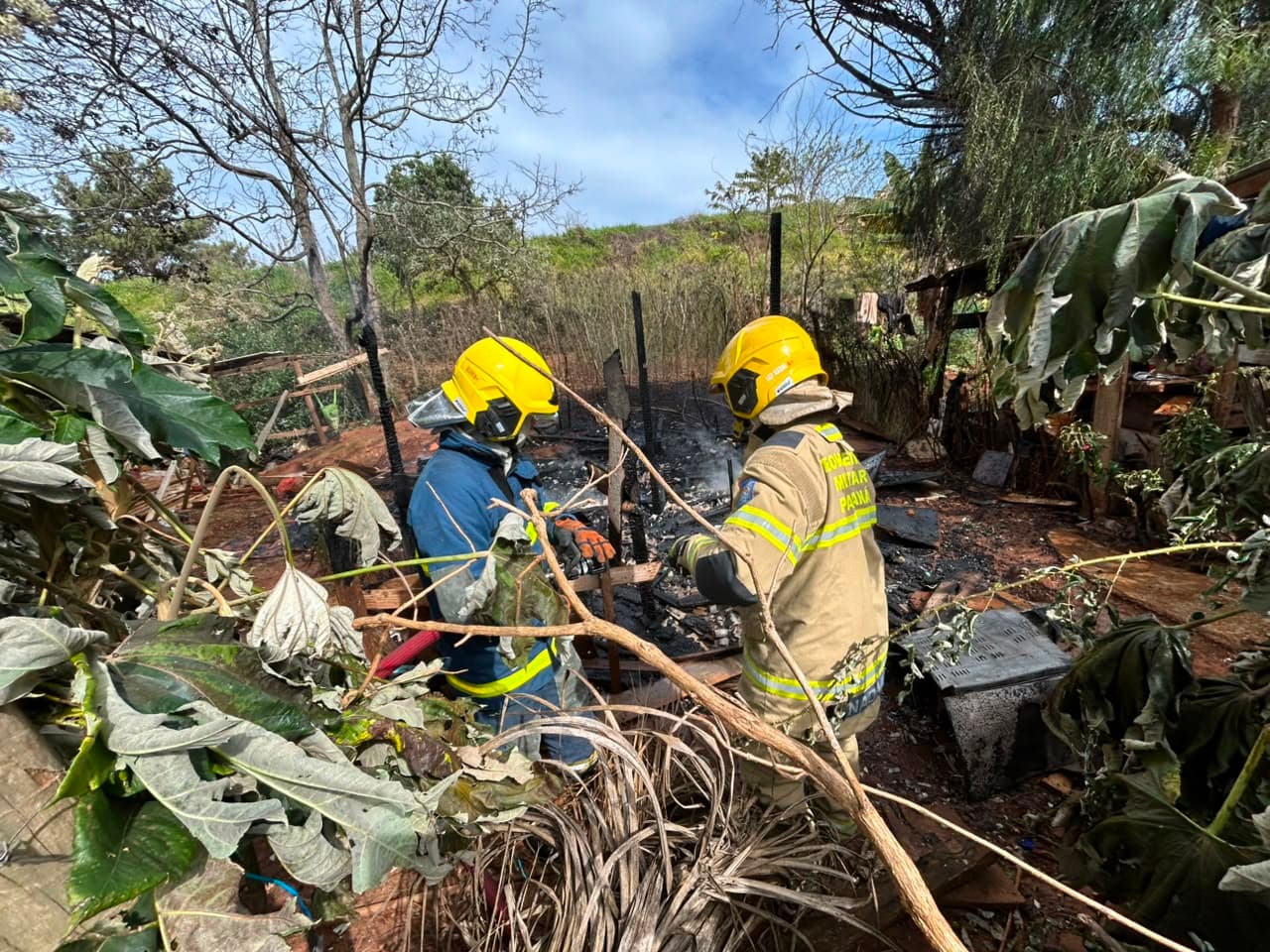 ‘Casinha’ é destruída por incêndio e mobiliza Corpo de Bombeiros em PG