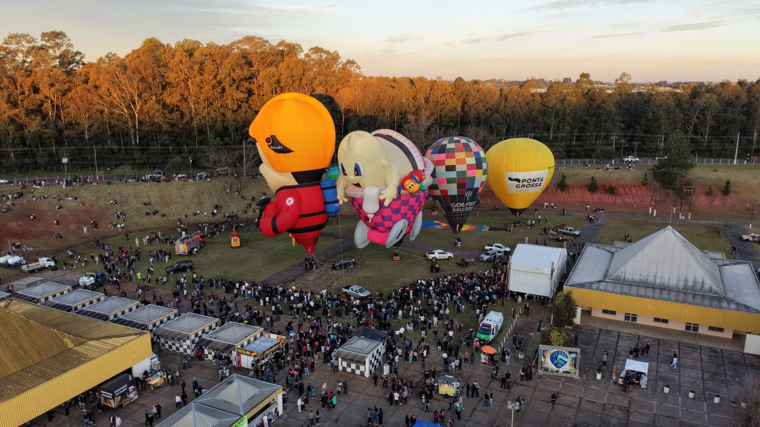 Voo dos balões encanta público e colore o céu de PG; veja vídeo e fotos
