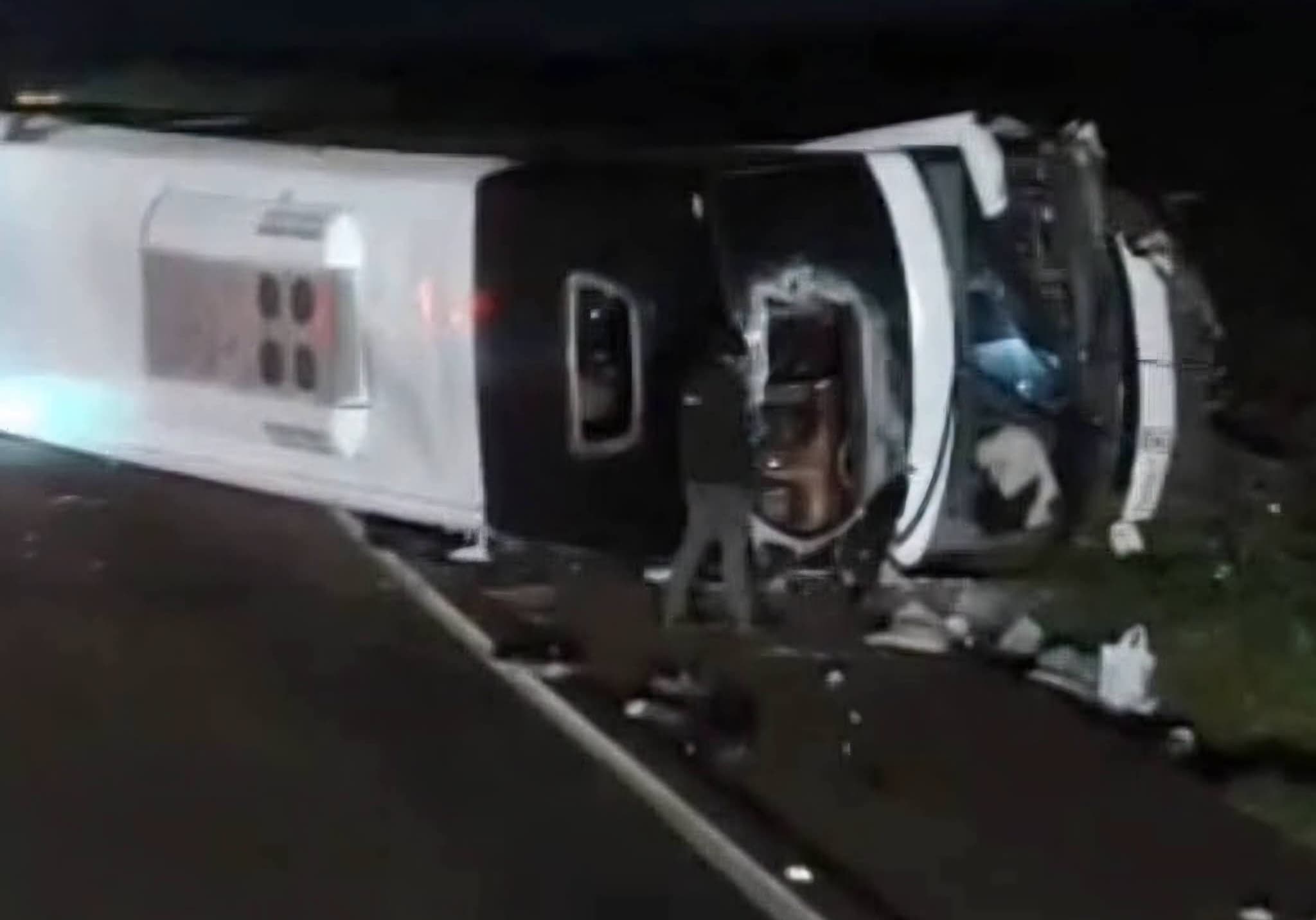 Colisão frontal entre ônibus e carro deixa um morto e mais de 40 pessoas feridas no Paraná
