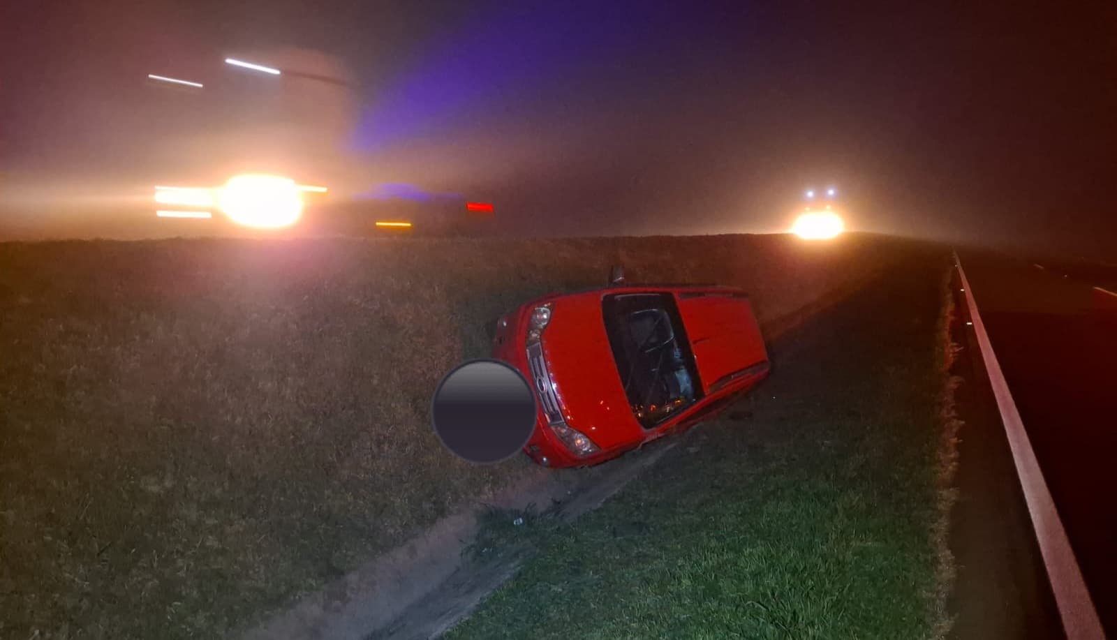 Saída de pista na PR-151 em Castro deixa passageira de carro ferida