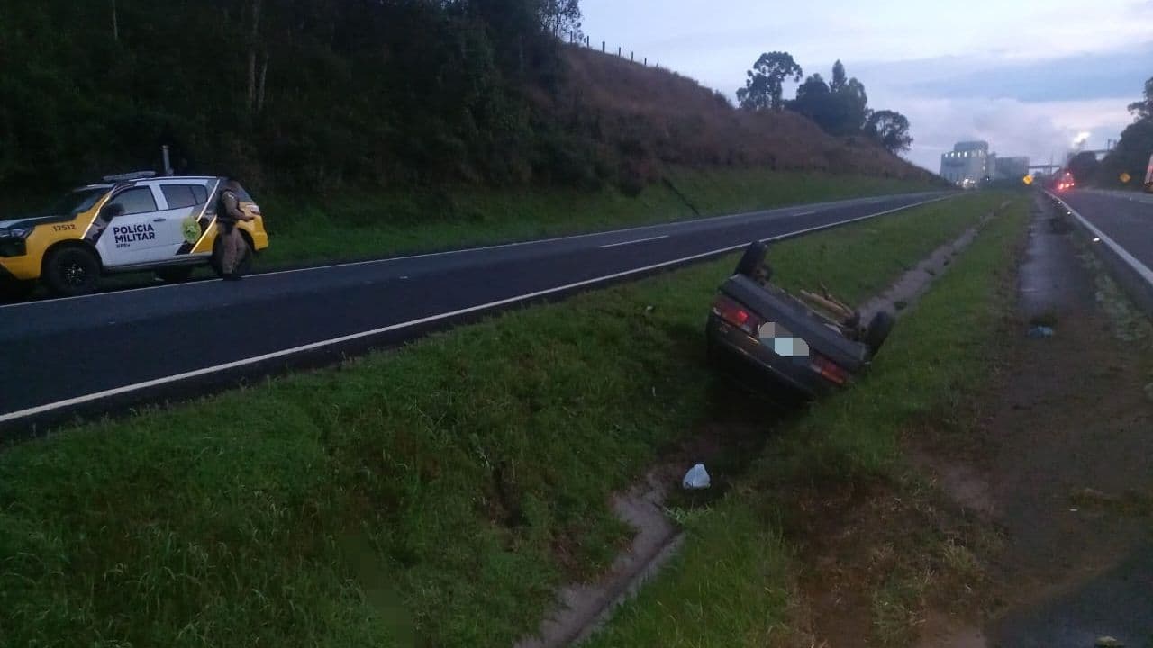 Carro sai da pista, capota na PR-151 e quatro pessoas ficam feridas em Piraí do Sul
