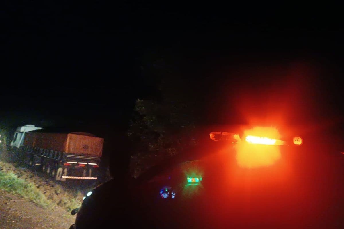 Motorista perde controle e caminhão cai em ribanceira, em Guarapuava