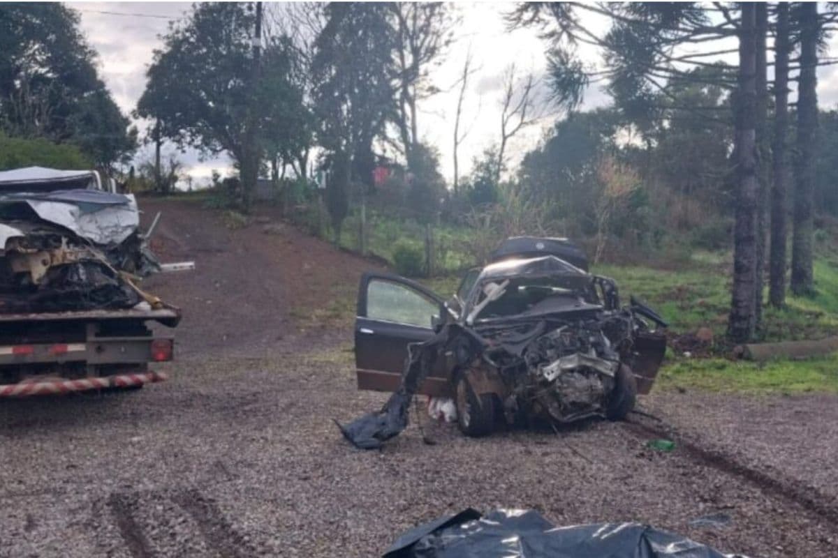 Dois pais e dois filhos morrem em grave acidente na PRC-280 no Paraná