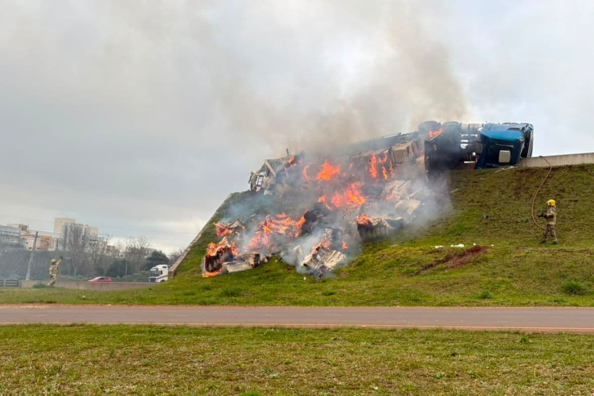 Imagens mostram combate ao incêndio em carreta na PR-151 em Ponta Grossa