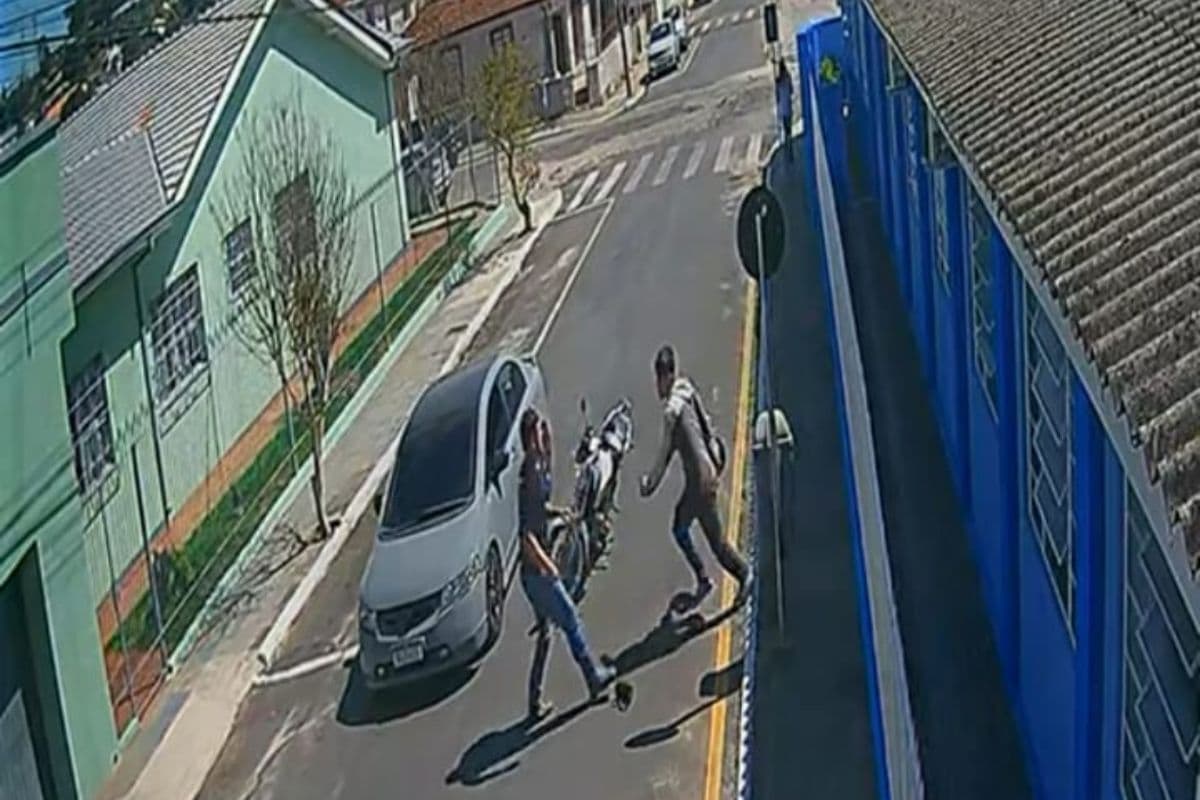 Motorista e motociclista saem no braço no meio da rua em Castro