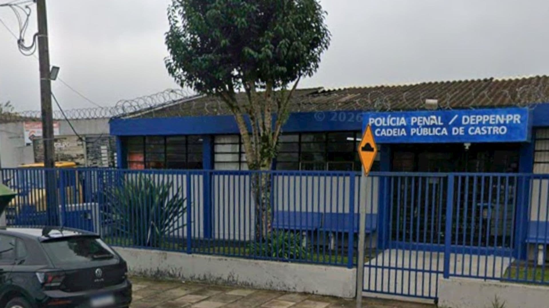 Três detentos fogem após pular muro da Cadeia de Castro e são recapturados no mesmo dia
