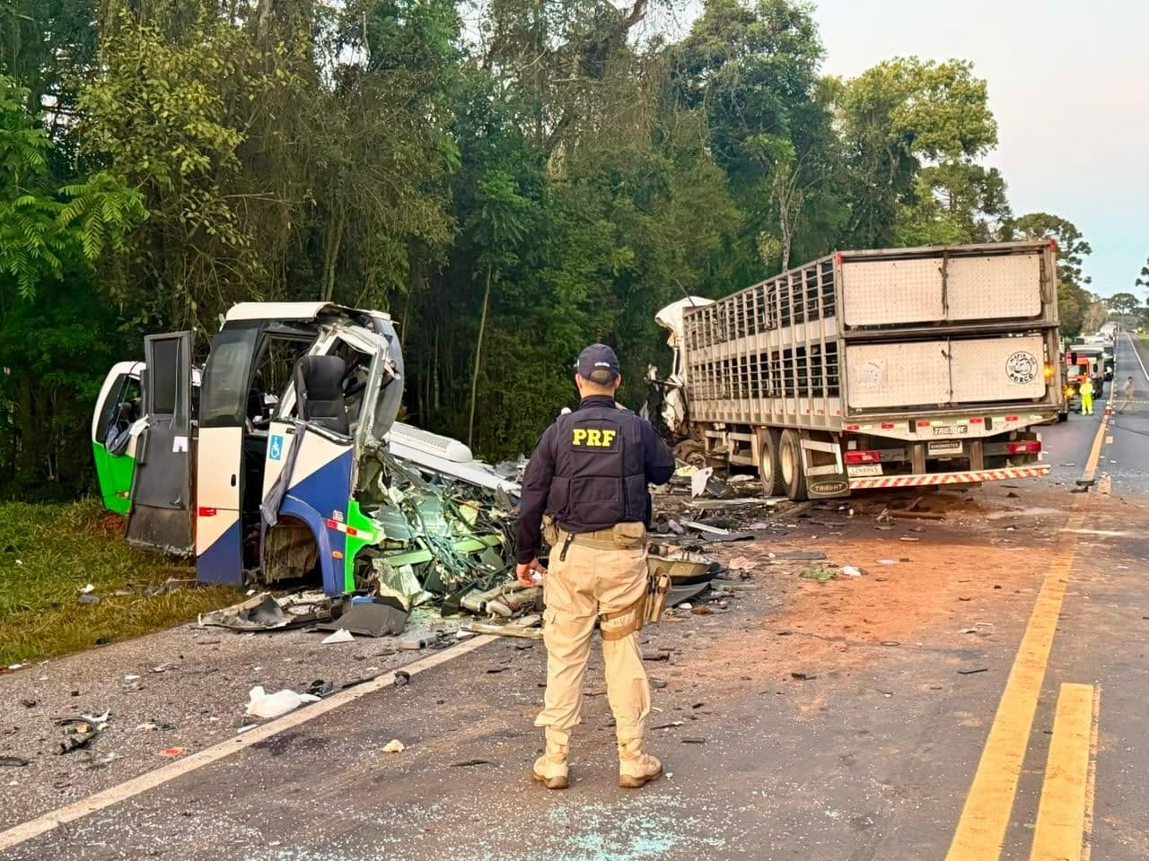 Números de mortos sobe para 22 em grave acidente com micro-ônibus em Ipiranga