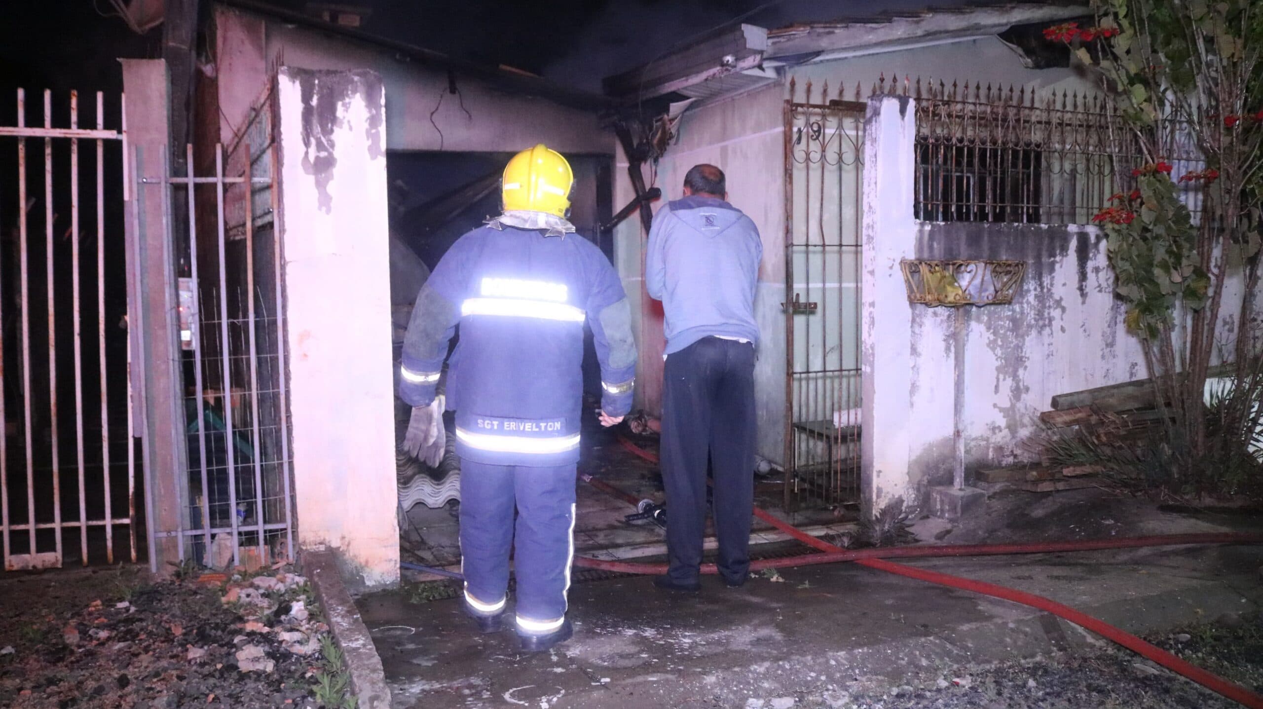 Homem acorda com fogo na casa, tenta apagar e fica ferido em Ponta Grossa