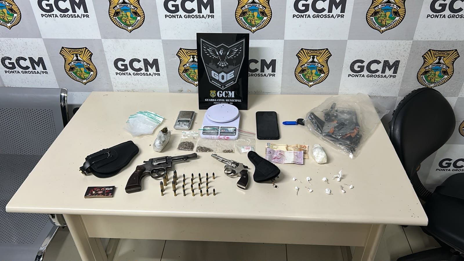 GOE realiza prisões e apreende armas e drogas no Jardim Carvalho em Ponta Grossa
