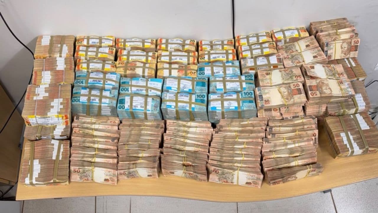 Escolta armada foge, mas PF apreende R$ 2 milhões sacados para "Obra Fantasma"