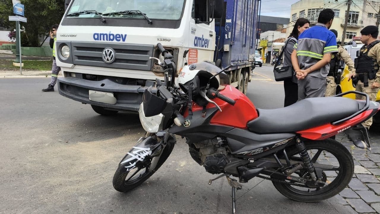 Motociclista fica inconsciente após colisão com caminhão em rotatória de PG