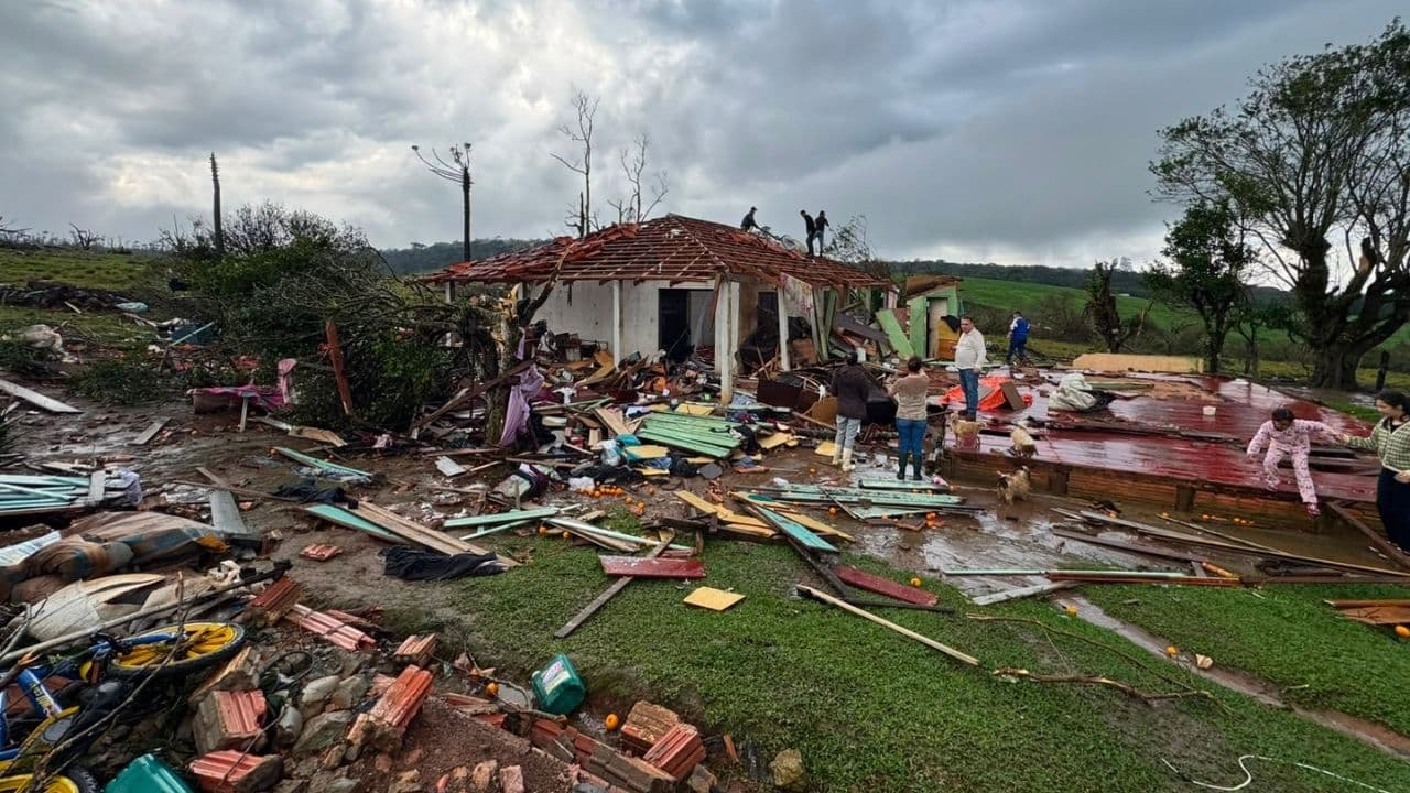 Piraí do Sul registrou ventos de 200 km/h durante tornado e mobiliza força-tarefa de ajuda
