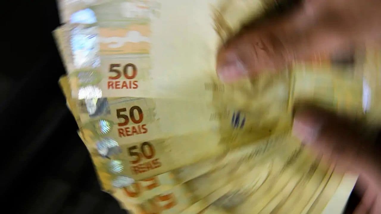 Salário mínimo: Governo eleva estimativa para R$ 1.741 em 2027