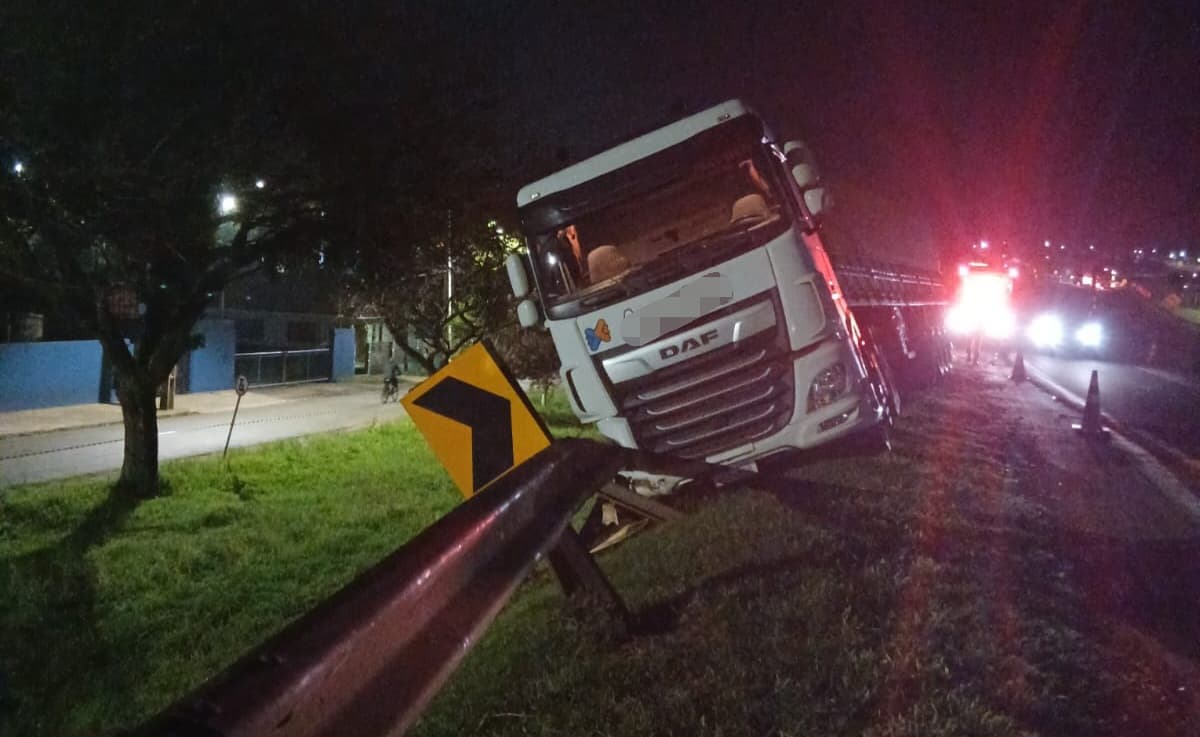 Saída de pista na PR-092 deixa motorista ferido em Arapoti