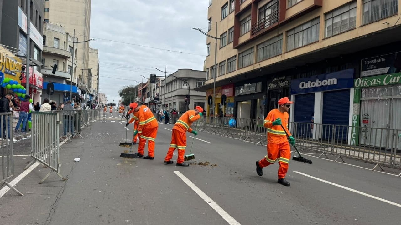 Equipe realiza limpeza da Vicente Machado após desfile de 203 anos de Ponta Grossa