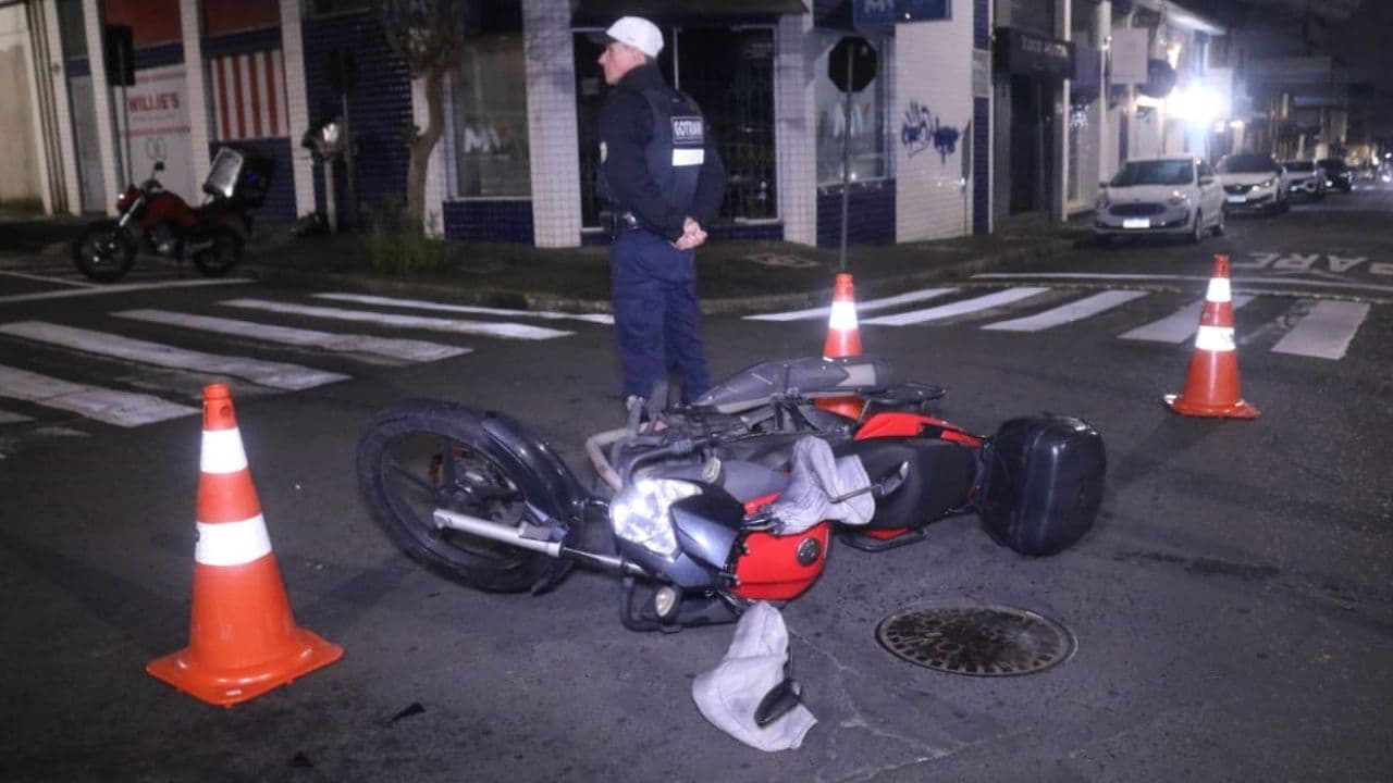 Motociclista é levado ao hospital após acidente no Centro de Ponta Grossa