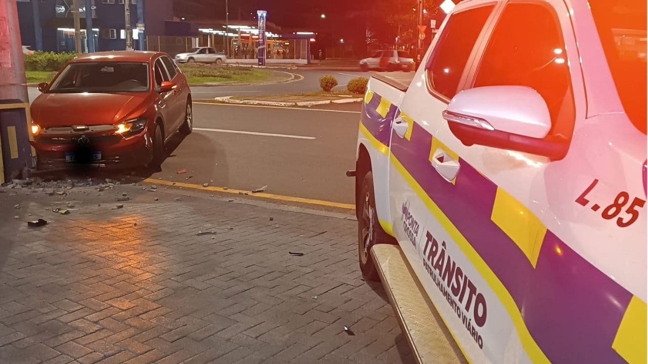 Motorista se distrai com celular e bate carro contra poste em PG