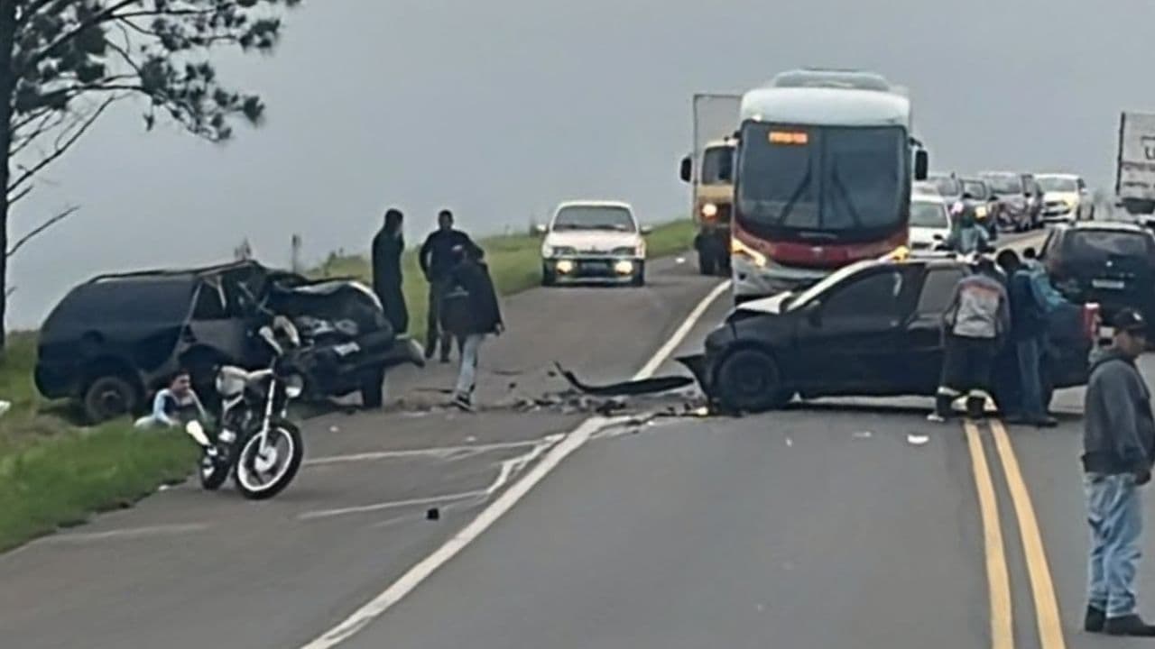 Colisão frontal grave deixa trânsito parcialmente bloqueado em Ponta Grossa
