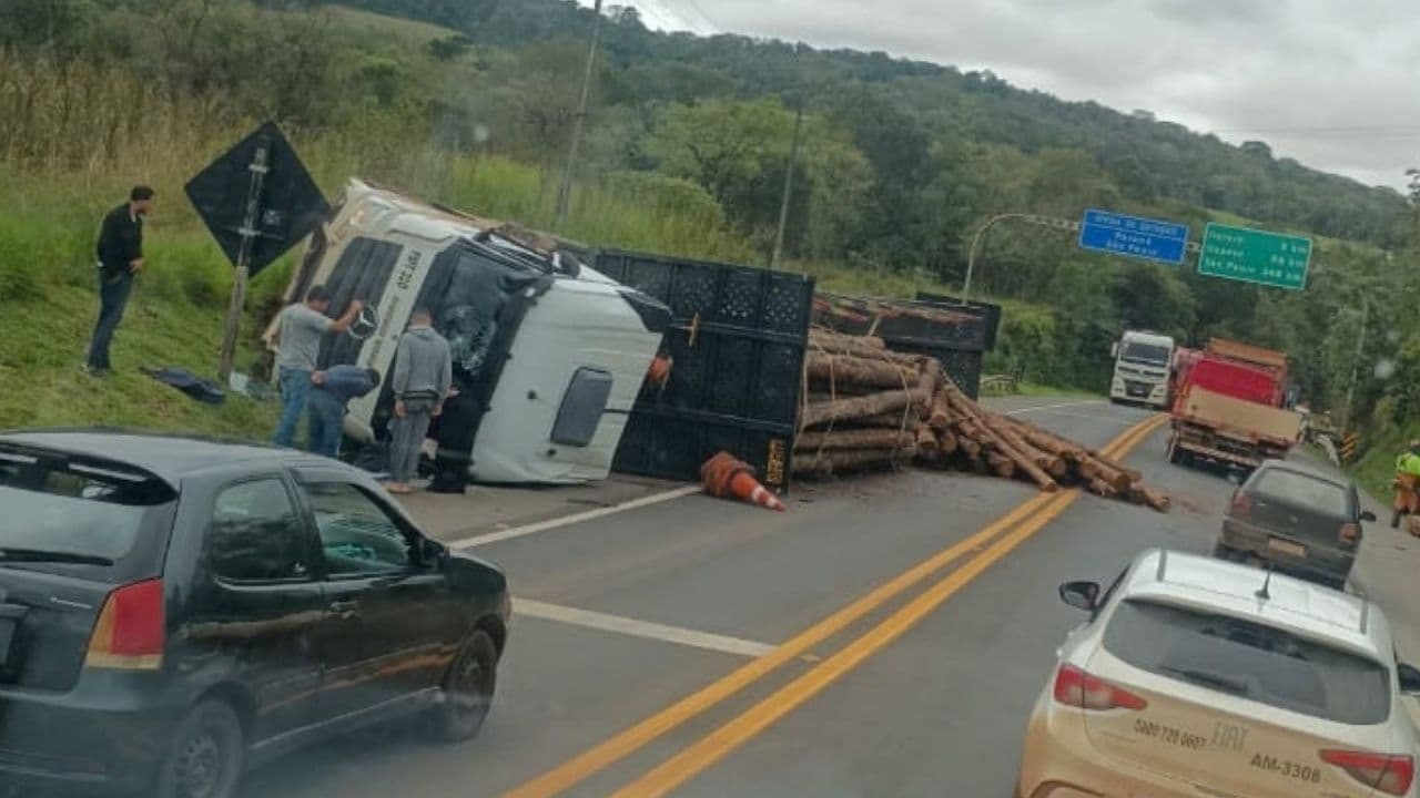 Motorista morre após carreta tombar na PR-239, em Sengés